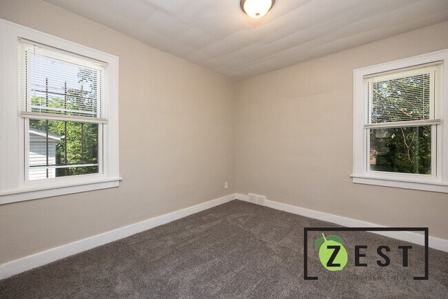 Building Photo - 15767 Pinehurst St