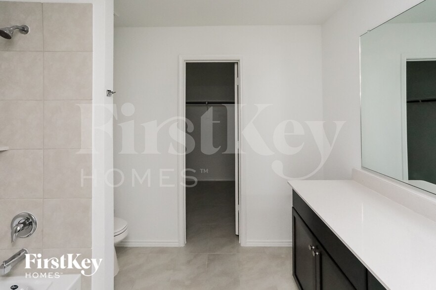 Building Photo - 1141 Crestview Dr