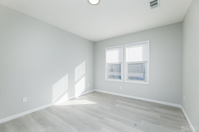 Building Photo - 8 E Green St