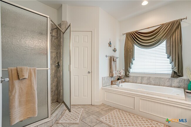 Building Photo - 420 Lake Forest