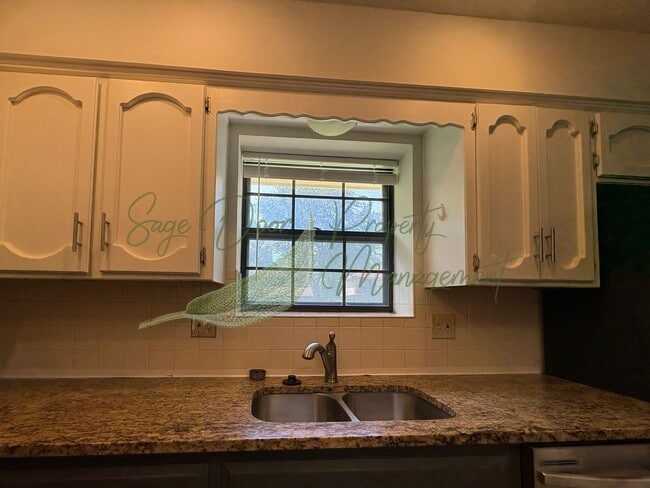 Building Photo - 500 SE Sherri Ln
