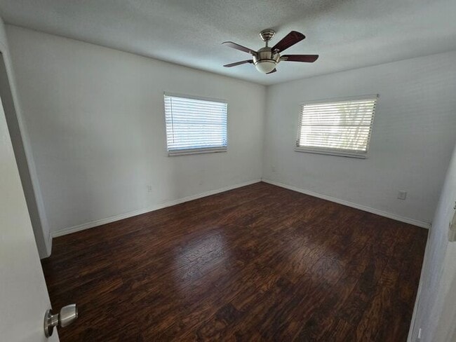 Building Photo - ** $500 OFF MOVE IN SPECIAL** Charming 2 bed 1 bath garage apartment in the heart of down town Or...