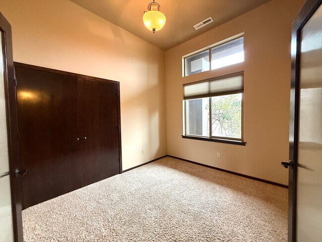 Building Photo - 4 bed 2 Bath off Keene