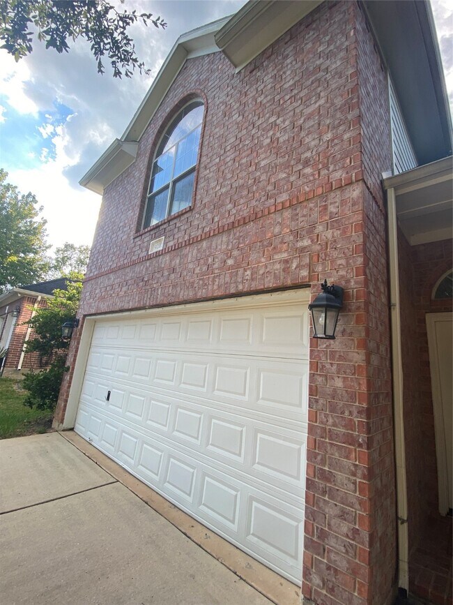 Building Photo - 9210 Hidden Lake E Dr