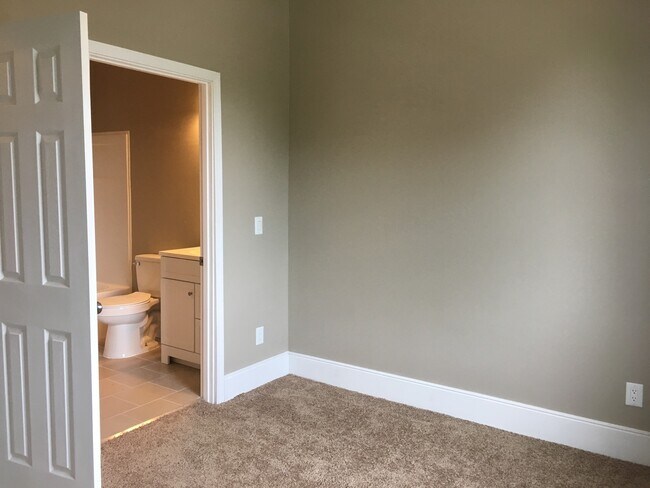 Building Photo - 631 E Chestnut St