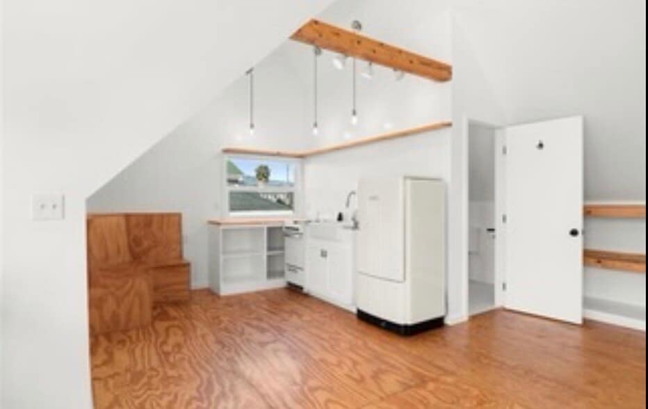 Building Photo - 242 W 17th St