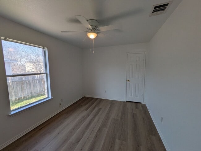 Building Photo - Fresh and Clean in New Braunfels!!