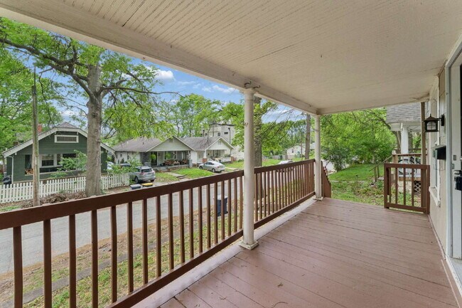 Building Photo - Charming 2-Bedroom Home! FIRST MONTH FREE!