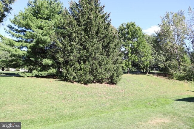 Building Photo - 323 Country Club Dr