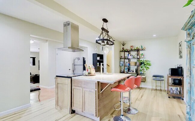 Building Photo - 9417 Aqua Dr