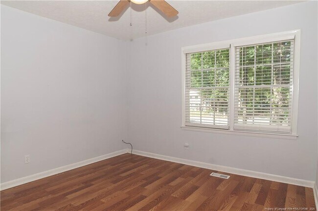 Building Photo - 1302 Kienast Dr