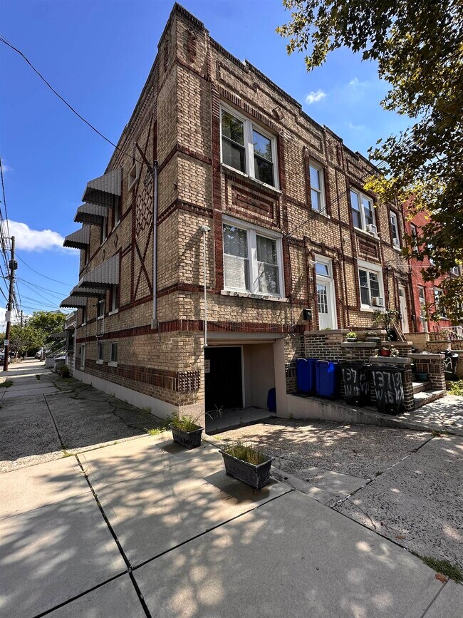 Building Photo - 137 W 15th St