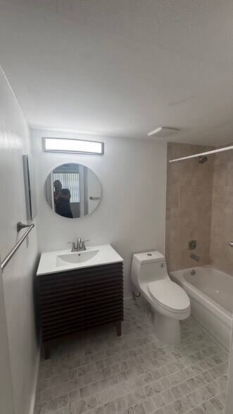 Building Photo - 9952 Twin Lakes Dr