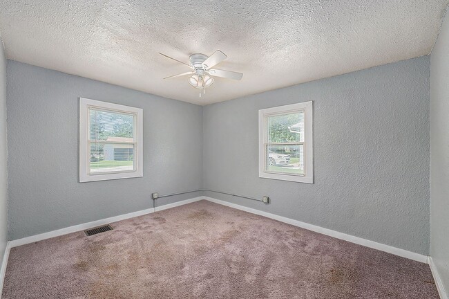 Building Photo - Charming 2-Story Home on Corner Lot in Ray...