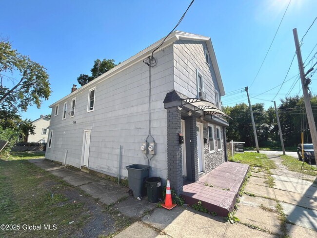 Building Photo - 553 Mumford St