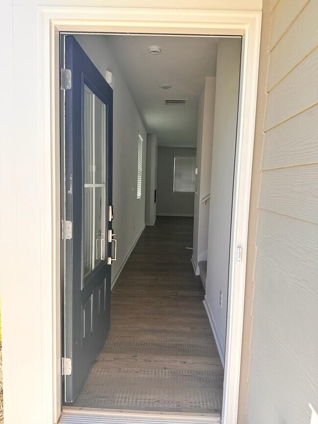 Building Photo - 121 Founders Dr