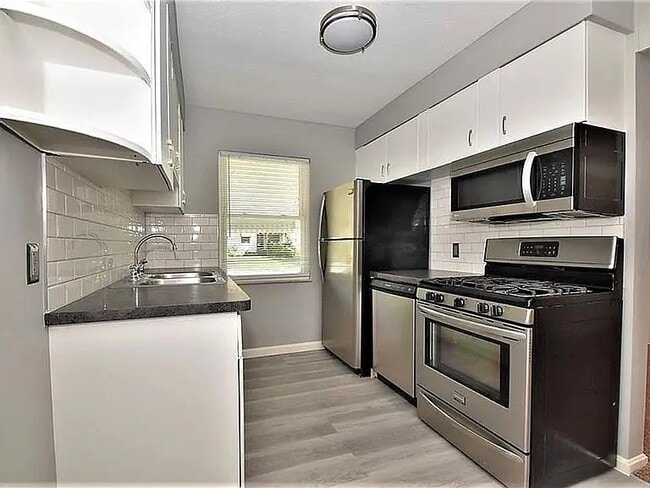 Building Photo - 12332 Park Knoll Dr