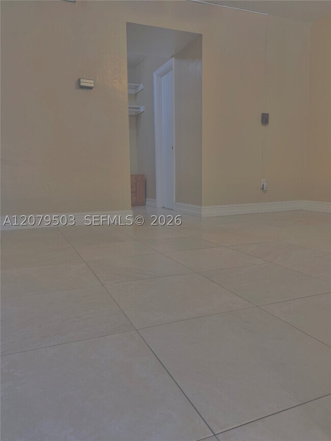 Building Photo - 10901 N Kendall Dr