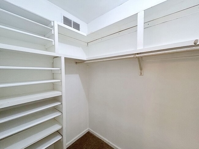 Building Photo - 3 Bedroom Townhouse off Jefferson Hwy near...