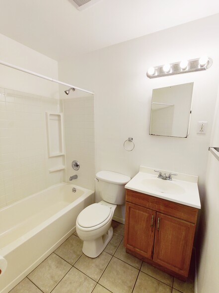 Hall bath - 3291 Bristol Hall Dr