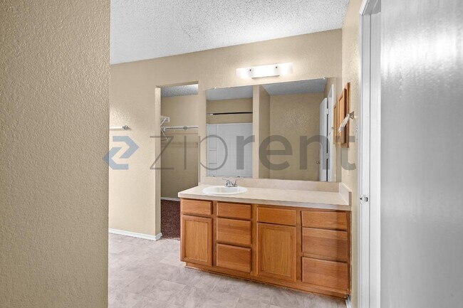 Building Photo - 1836 Vineridge Ln