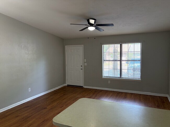 Building Photo - 214 White Dr