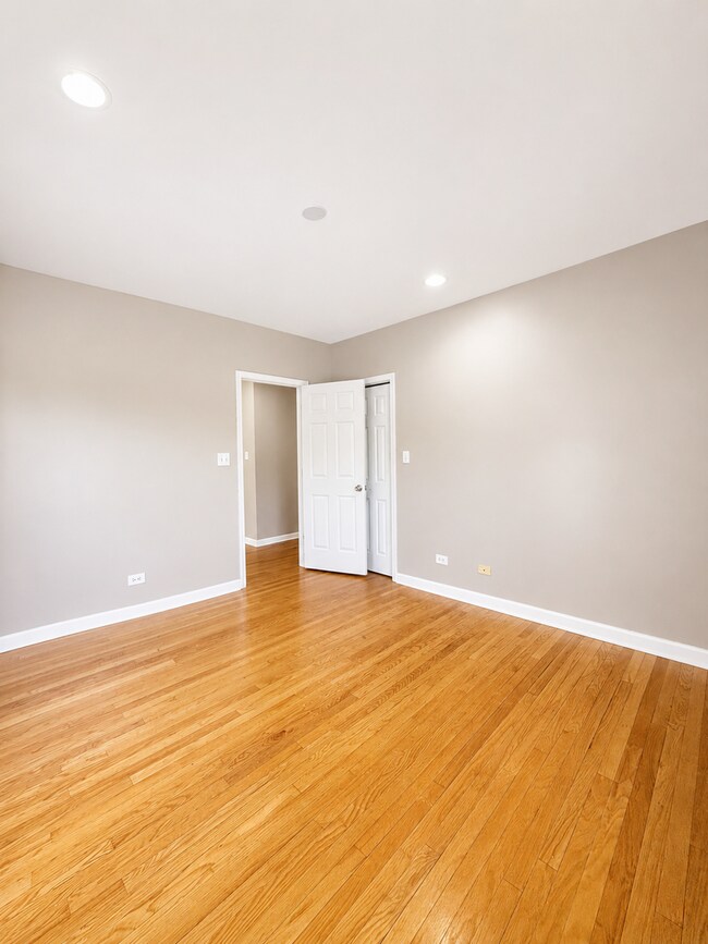 Building Photo - Sunny Top-Floor 3BR/2BA in West Ridge with Parking and Water Included