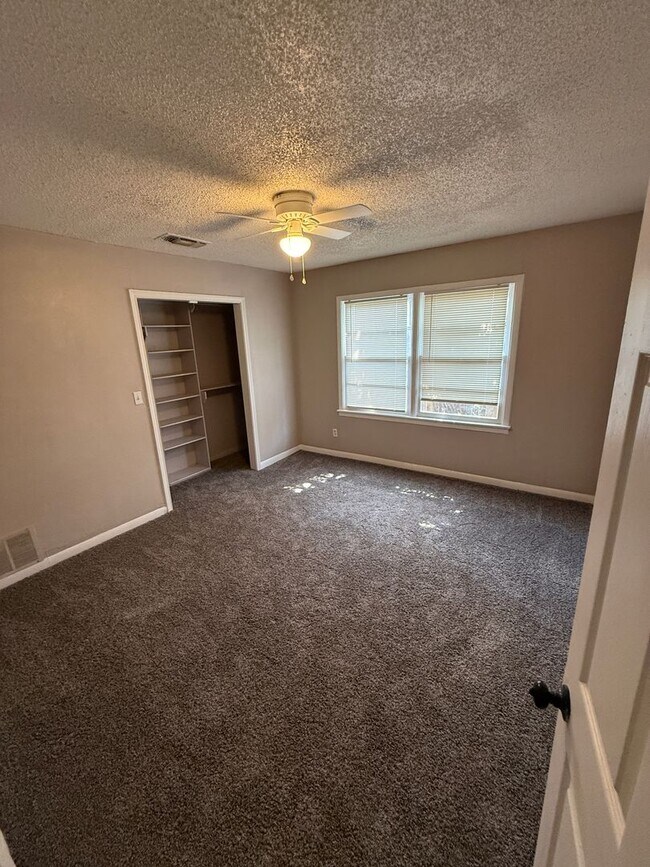 Building Photo - Available NOW! 4 bedroom 2 bathroom in Medical District