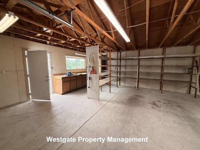 Building Photo - 985 Eastman Ln