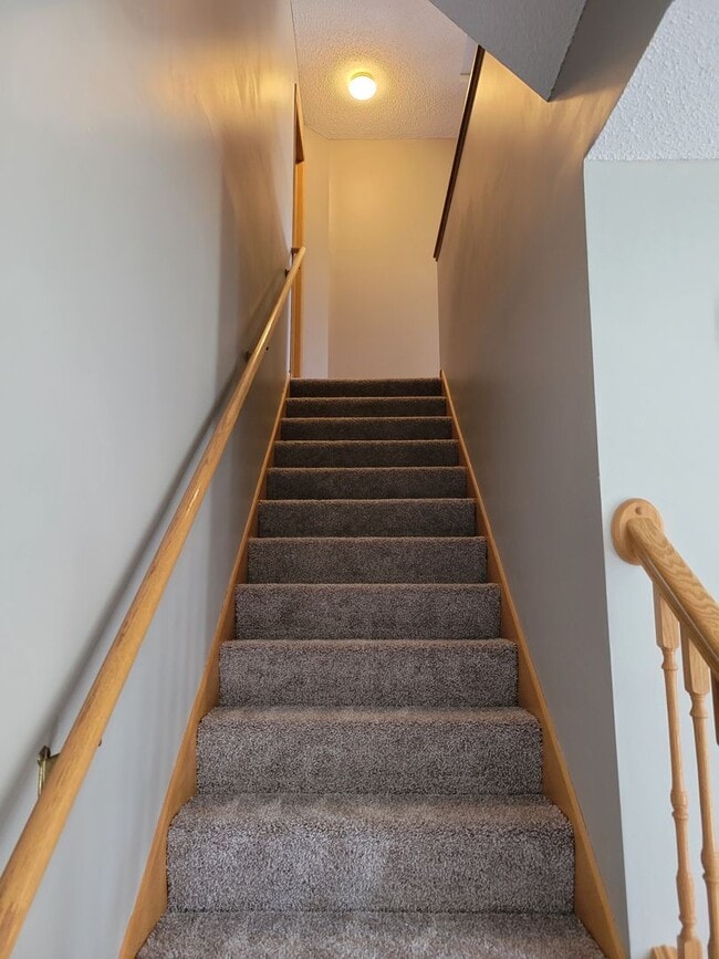 Building Photo - Spacious End Unit Townhouse