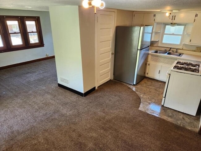 Building Photo - 7727 W Beachwood Ave