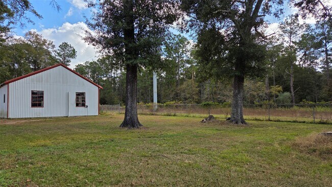 Building Photo - 1600 Southern Oaks Dr