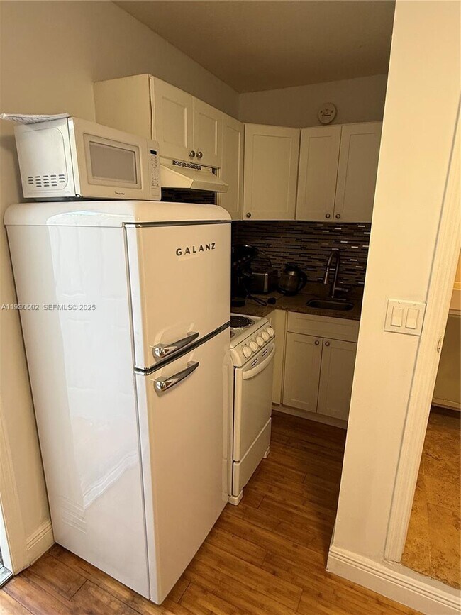 Building Photo - 894 80th St