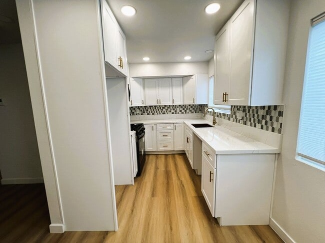 Building Photo - 13811 La Pat Pl