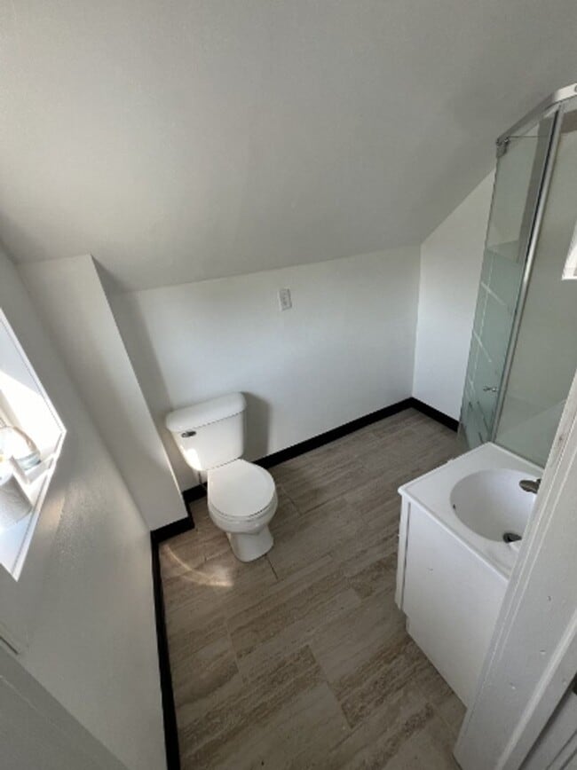 Building Photo - 4 Bed 2 Bath House for Rent