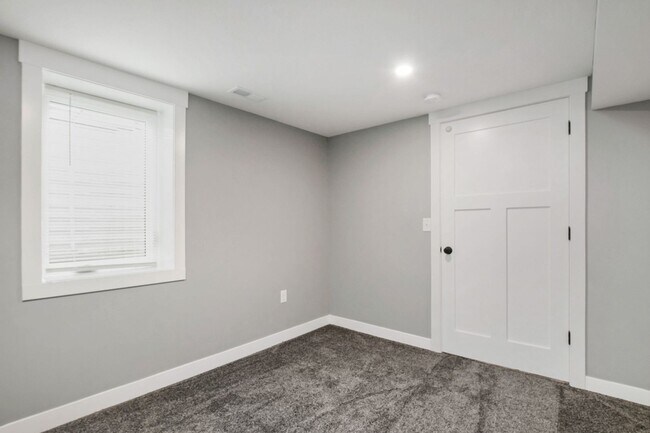 Building Photo - 1801 Elaine Dr