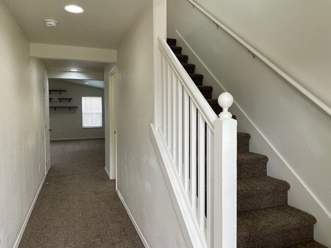 Building Photo - Very Nice 2 Story 3 Bedroom 2.5 Bath Home-...