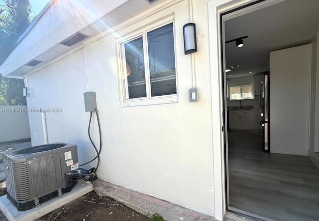 Building Photo - 716 NE 7th St