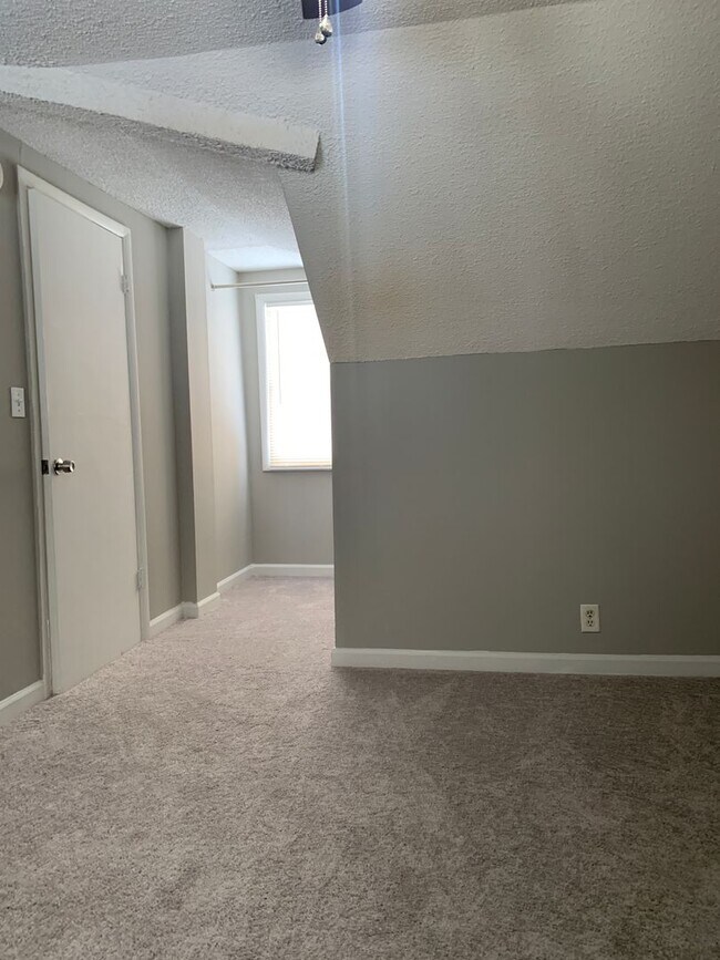 Building Photo - Your Next Home Awaits: 4BR/2BA in Desirable Prairie Village Location!