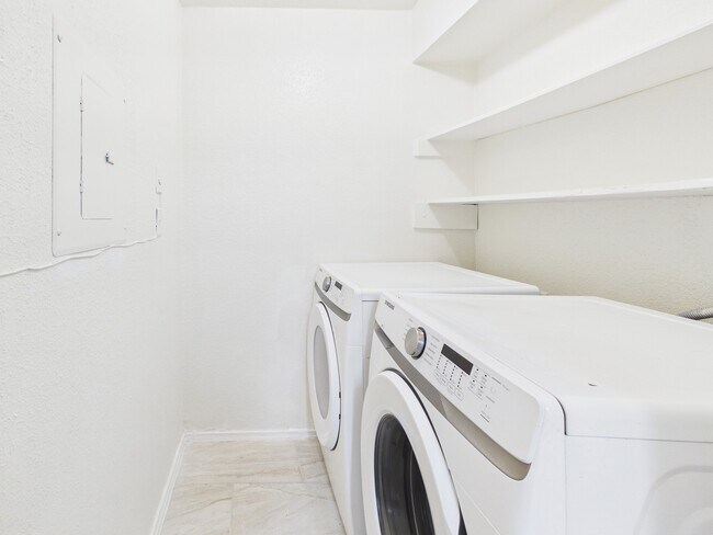 Building Photo - 9700 Leawood Blvd