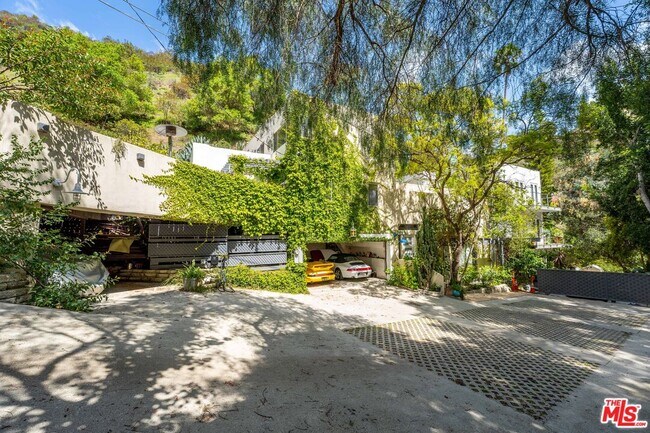 Primary Photo - 1001 N Beverly Glen Blvd