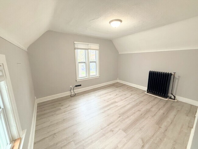 Building Photo - 1305-1307 Avon