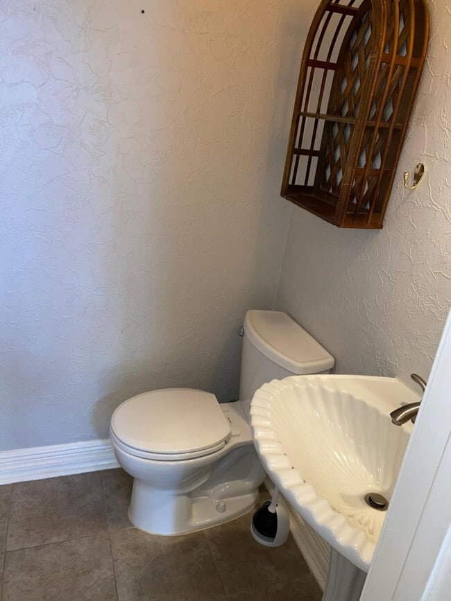 Building Photo - 2100 Tanglewilde St