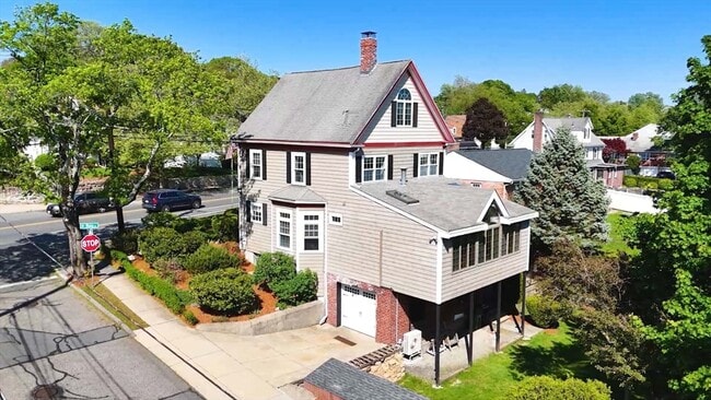 Building Photo - 654 Main St