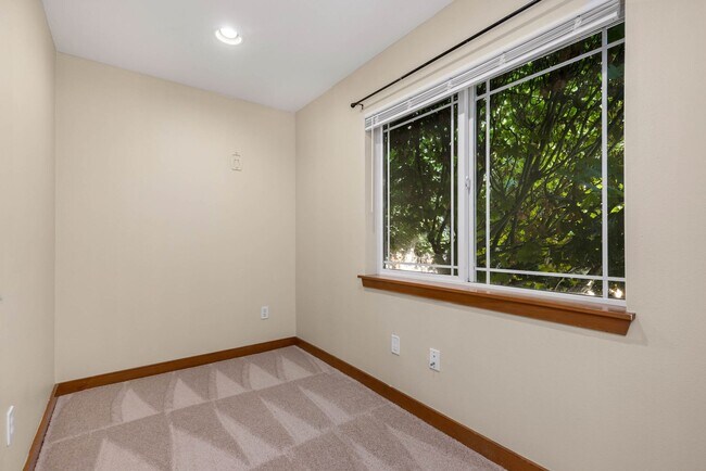 Building Photo - 3 bedroom/ 2.5 bathroom townhouse in Licton Springs