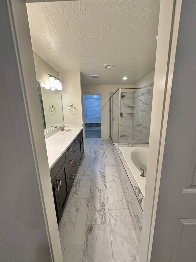 Building Photo - “St. George, Aspen Estates: 5 spacious beds, 2.5 baths, and a stunning 2,852 sq ft of beautifully...