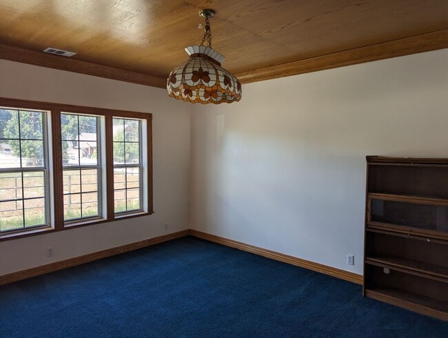 Building Photo - Very large 5 Bedroom