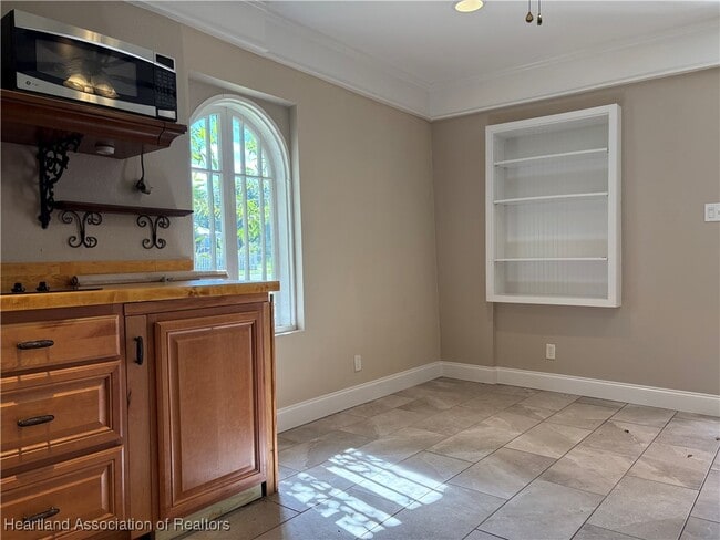 Building Photo - 2650 Lakeview Dr