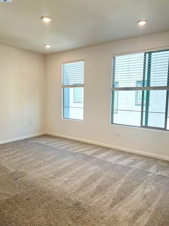 Building Photo - 25350 Parklane Dr