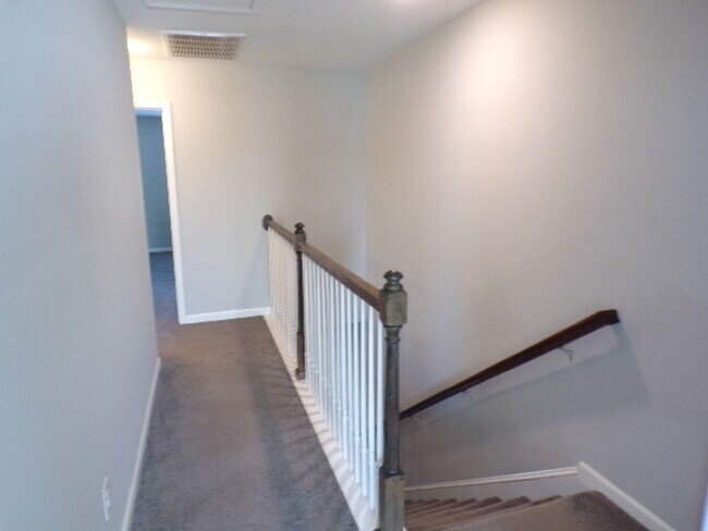 Building Photo - 4 Bedroom Townhome Located In Allenwood